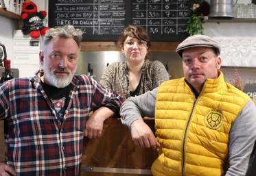 Max Boulland, brasseur, et Alisson Duvey, co-gérante de la
brasserie Le Coupe gorge à Saint-Laurent-de-Condel, travaillent
avec David Bernay (à droite).