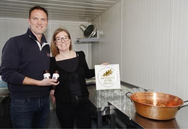 Cyril et Anne Cornille fêtent les dix ans de la production de confitures
avec une médaille d'Or.