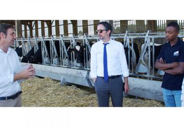 Fabrice Moulard (à gauche sur la photo) explique comment les agriculteurs se retrouvent parfois dans des impasses techniques.