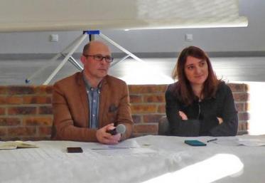 De gauche à droite : Marc Depestele, coordinateur de l’atelier
approvisionnement de la section culture teillage CELC ;
Bertrand Gomart, président de l’AGPL ; Sophie Mayer, chargée de
mission « veille économique » pour le Cipalin ; Willy Coucke, responsable valorisation fibres chez Terre de lin.