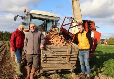 Chantal Prot (directrice), Yves Labiffe (président) et Benjamin Hervo (adhérent et maraîcher à Paluel-76) sur un chantier de récolte de carottes. Si le nombre d'adhérents à la Crimart est stabilisé, le renouvellement des générations reste une source d'inquiétude. De plus, « on ne trouve plus personne pour bosser ».