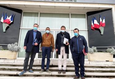 De gauche à doitre : Gilles Lievens, président de la chambre d’agriculture de l’Eure, Victor Delavoipière, coprésident des JA de l’Eure, Fabrice Moulard, président de la FNSEA 27 et Amaury Levesque,
secrétaire général de la FNSEA 27.