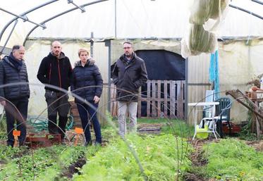 De gauche à droite : Rick Vandererven, directeur adjoint de
la DDTM, Christophe Caradec, agriculteur, Clotilde Eudier,
vice-président de la Région Normandie, Bruno Mourey,
responsable de l’antenne de la chambre d’agriculture de
Guichainville.