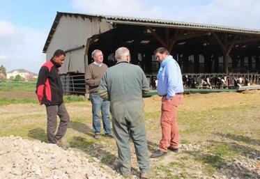 Le 19 avril, élus de la CdC et de la Chambre d'agriculture se sont retrouvés sur l'exploitation de Bertrand, Laurence et Victor Delavoipiere à Boissey-le-Chatel, pour présenter à la presse le travail de concertation
déjà réalisé.