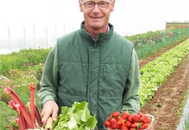 Patrick de Wever propose fruits et légumes à la cueillette, à Pithienville.