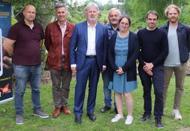 Des élus de l’agglomération Lisieux Normandie, l’éleveuse-hôte Noémie Champion et les équipes d’Okolo (à droite) ont présenté le fruit de leur collaboration, mardi 23 mai, dans le Pays d’Auge.