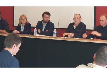 De gauche à droite : Christophe Chopin, co-président des JA 27 ; Anne-Laure Marteau, secrétaire générale de la Chambre 27 ; Amaury Levesque, président de la FNSEA 27 ; Stéphane Prévost, Vice-président de la FNSEA 27 ; Laurent Duclos, secrétaire général de la FNSEA 27