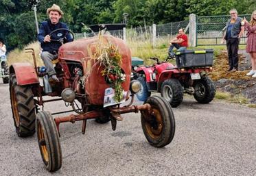 A la sortie du tribunal le 7 juillet, les producteurs et l'avocate continuent les échanges en attendant le délibéré prévu le 30 août.