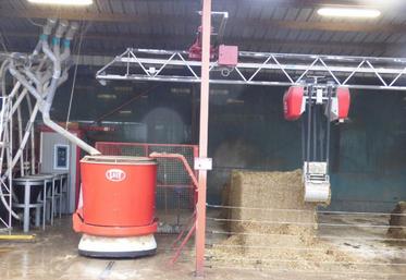 Remplissage du bol mélangeur du robot.