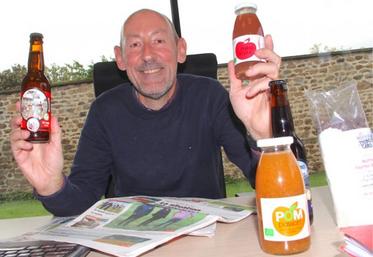 « Je suis un commercial mais je veux faire vivre un territoire. Il faut remettre l'église au coeur du village ». En ouvrant le magasin Bienvenue à la Ferme, Jean-François Abdelli sauve des emplois directs et crée des emplois indirects et de la plus-value dans les exploitations agricoles. Si vous souhaitez travailler avec lui, contactez Julien Beaugrand au 06 74 30 57 67.
Il est encore en quête de produits, carnés et de légumes notamment.