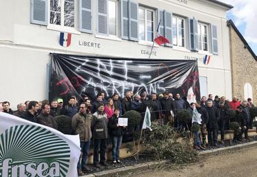 Manifestation devant la sous-préfecture des Andelys.