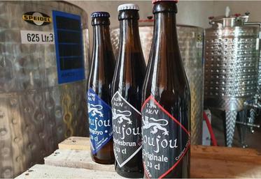 Une gamme de trois bières est proposée toute l’année :
la Boujou Originale, la Boujou Goyo Goyo et la Boujou
Charles Brun.
