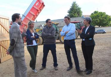 Après s'être confrontés à la réalité d'une exploitation, les deux députés
ont été reçus par la FNSEA 27 et des représentants de filière. Cela a été l'occasion d'aborder la vision du projet de loi et d'entendre le ressenti
des filières en compagnie de la députée Séverine Gipson.