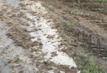 Les passages d'engins agricoles peuvent rendre les routes boueuses, donc glissantes et dangereuses, il faut signaler le chantier aux conducteurs et nettoyer la route après.