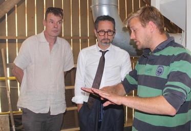 Gilles Lievens (président de la Chambre d’agriculture) et Jérôme Filippini attentifs aux explications de Marius Bernard. A terme, l’objectif de la SCEA est de faire tourner l’outil toute l’année.