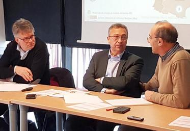 A gauche, Philippe Heuzele, au centre, Eric Thirouin et à droite : Régis Chopin.