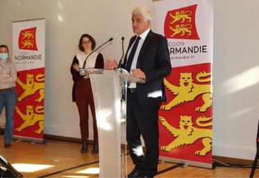 Hervé Morin entouré des chevilles ouvrières de cette analyse
représentant la Cran, Interbev et l’Arip. « C’est la première fois qu’un tel outil est proposé en France », s’est félicité le président de Région.