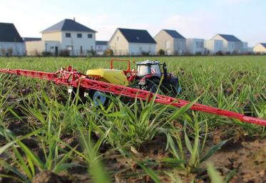 Le gouvernement a demandé à l'Anses d'accélérer la mise à jour des autorisations des produits concernés pour y intégrer les distances de sécurité spécifique à chaque produit.