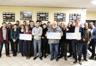 « Les JA participants à l’opération ont remis trois chèques à l’Atex, les Restos du coeur et sacs de blé – Saint-Gabriel solidarité ».