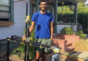 « Nous sommes très excités de travailler avec vous tous en Normandie, vous avez fédéré beaucoup d’acteurs autour de ce projet », félicite le Californien Rory Aronson,
créateur du Farmbot, en visio avec les acteurs du projet
Farmbot en Normandie.