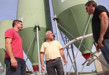 La France compte un total de 14 000 élevages de volailles. Ancrée au coeur des territoires, la filière emploie environ 100 000 professionnels, dont environ 34 000 dans les élevages eux-mêmes. On estime qu'un seul élevage génère environ 3 emplois locaux et un total d'environ 8 emplois en France.