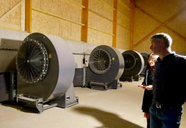 Cinq ventilateurs, reliés aux gaines, sont connectés à des panneaux solaires thermo photovoltaïques.