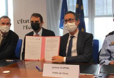 Gilles Lievens (président de la Chambre d'agriculture), Fabrice Moulard (président de la FNSEA 27), Jérôme Filippini (préfet de l'Eure) et le colonel Emmanuel Gros (commandant de gendarmerie départementale. Les exploitants et les coopératives agricoles ont la possibilité de signaler aux correspondants gendarmerie de la brigade de gendarmerie territorialement compétente toute situation concernant leur exploitation susceptible de la rendre plus vulnérable aux vols.