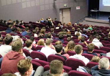 Lundi 13 décembre, 250 élèves ont assisté à la projection du documentaire « Un lien qui nous élève », au lycée du Robillard.