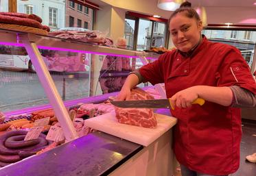 Mélissandre Lehoulle, 23 ans, étudiante au CFA du Val de Reuil, participe pour la deuxième fois au concours de boucherie inter-régions. Elle sera sous les feux des projecteurs, lundi 26 février, au Salon international de l'agricuture, sur le ring porcin (Hall 1), en compagnie de Yann Le Gall, boucher et Quentin Dauplet, apprenti boucher.