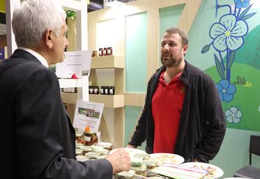 Hervé Morin a pu discuter avec les producteurs comme ici en plein échange avec la Ferme du Vièvre, élevage eurois qui a mis en avant les difficultés face au manque d'infrastructures telles que l'abattoir de proximité. " C'est le nerf de la guerre. Quand il disparaît, on ne peut plus rien faire. C'est dommage quand on prône le local ", relève l'éleveur.