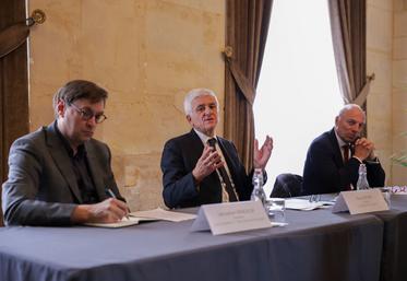 Hervé Morin (président de la Région Normandie) et Sébastien Windsor (président des Chambres d'agriculture de Normandie) ont tenu une conférence de presse au sujet des conditions de développement des unités de méthanisation en présence d'Hubert Dejean de la Bâtie (vice-président de la Région Normandie, chargé de la transition environnementale et énergétique).