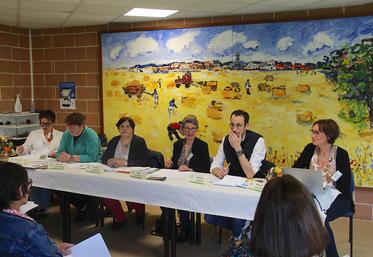 Mathieu Poirier et Béatrice Hoogterp (à droite) de l'antenne de Bernay de la Chambre d'agriculture ont animé les débats.