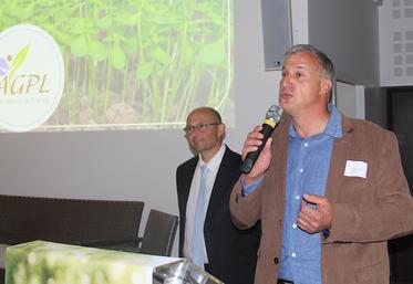 Stéphane Vacher avec Bertrand Gomart. En tant que local de l'étape, le responsable "lin" de la FNSEA 27 a insisté sur l'essor de cette culture dans l'Eure depuis 20 ans. Aujourd'hui, c'est 26 000 ha et 5 teillages.