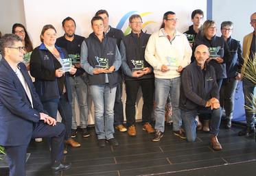 Les Césars de Littoral Normand mettent à l'honneur des éleveurs pour la carrière exceptionnelle de leurs animaux (vache ayant dépassé les 100 000 kg de lait produits en 2023). 14 producteurs, avec leur conseiller et ACD (Agent Collecte de Données), ont eu droit aux applaudissements.