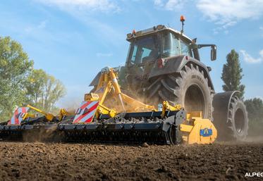 Herse rotative repliable DTEK Plus d'Alpego avec tracteur Fendt Vario