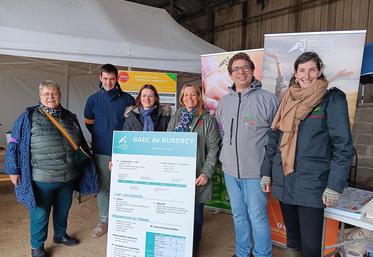 Le groupe territorial Bocage des Can a œuvré à la création de ce guide, lequel a été présenté pour la première fois au Gaec de Rubercy, en mars 2024.