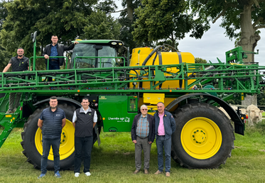 C'est dans l'Eure que John Deere à vendu son 1 000e automoteur par l'intermédiaire des Ets Lhermite qui comptabilisent à eux seuls près de 100 automoteurs de pulvérisation en service à ce jour.