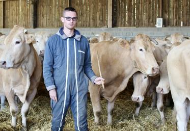 Matthias, âgé de 24 ans, est élève au CFA du Neubourg en CAP polyculture élevage. Il s'occupe du troupeau de Blondes. Ces bêtes laisseront bientôt la place à la race Aubrac.