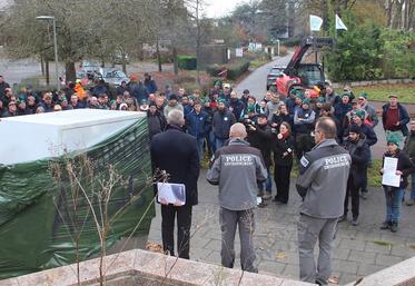 Au terme de deux heures d'entretien, représentants de la FNSEA 27, de JA de l'Eure, de la DDTM et de l'OFB sont venus débriefer devant plus d'une centaine de mécontents. Un temps d'échanges qui a abouti à quelques avancées. "Gardez vos forces, le bras de fer est engagé mais le plus dur reste à faire", ont insisté Amaury Levesque et Laurent Duclos évoquant notamment le Mercosur, les clauses miroirs avec l'Ukraine et Egalim 4.