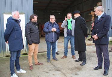 Depuis le 18 novembre, date de sa prise de fonction, le préfet de l'Eure a labouré le terrain agricole notamment à Ecauville et Bourneville. Il souhaite privilégier un dialogue étroit et constructif avec la profession.