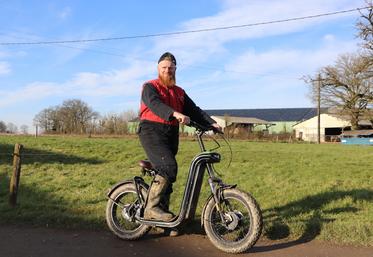 Christophe Bunout teste la trottinette électrique sur son exploitation, par l'intermédiaire d'Orne évasion.