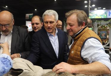 Joël Bruneau, ex-maire de Caen et député européen, a fait un arrêt sur le stand chanvre textile mardi 25 février. Henri Pomikal lui a conté l'histoire du jean français à partir de chanvre normand.