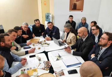 Échange entre Amaury Levesque, président de la FNSEA 27, Romain Loiseau, président des JA de l'Eure, et Gilles Lievens, président de la Chambre d'agriculture 27, avec le préfet Charles Giusti, Alexandre Rassaërt, président du Conseil départemental, et Mme Agnès Hursault, directrice adjointe de la DDTM de l'Eure, lors de la rencontre au Salon de l'Agriculture.