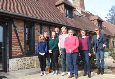 Alexandra Laumonier (chargée de développement GDF27),  Edwige Monhurel (responsable Relations clients GDF27), Morgane Thomas ( chargée de mission Tourisme & Handicap),  Albin Agnus (président ADETMIR & Gîtes de France Normandie),  Aafke Hoogterpp - (propriétaire du Gîte d'Affie), Christelle Berger (architecte conseil CAUE),  Nathalie Moreau (directrice de l'agence Gîtes de France Eure) et Nathalie Louët  (responsable production GDF27).