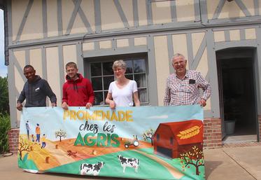 Victor Delavoipière, au côté de son futur associé Maxime Auber, sont deux des chevilles ouvrières de ce rendez-vous convivial mais les futurs retraités (Laurence et Bertrand Delavoipière) mettent également la main à la pâte.