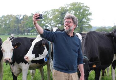 Antoine Thibault partage son quotidien d'éleveur sur Youtube et X sous le pseudo "Agriskippy".