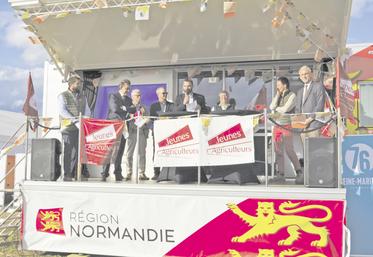 Inauguration des Terres de Jim par Pierrick Horel président de JA national, Jean Puech Pays d'Alissac, président du Copil, Jérôme Malandain, président de JA 76, Bertrand Bellanger, président du Département de la Seine-Maritime, Jean-Benoît Albertini, préfet de la Seine-Maritime et de la Normandie, et quelques-uns des principaux partenaires.