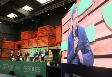 Geoffroy de Lesquen, agriculteur dans le Calvados, a participé à la table ronde "Qui doit payer le prix de l'agriculture de demain ?". Sa réponse : "pas nous. Nous sommes la solution au changement climatique mais nous avons besoin de cohérence. Nous ne sommes pas des jardiniers, nous sommes des entrepreneurs mais les fermes usines en France, ça n'existe pas".