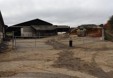 Tous les soirs, Denis Marie ferme son site d'exploitation à l'aide de deux barrières grillagées.