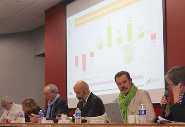 La balance commerciale agroalimentaire française, source de PIB (Produit Intérieur Brut), sera à zéro en cette fin d'année. "La première fois depuis 47 ans", déplore Gilles Lievens. Le président de la Chambre d'agriculture a insisté sur le désarroi que provoque un manque de reconnaissance. Pendant ce temps, "nos boîtes à outils se vident".